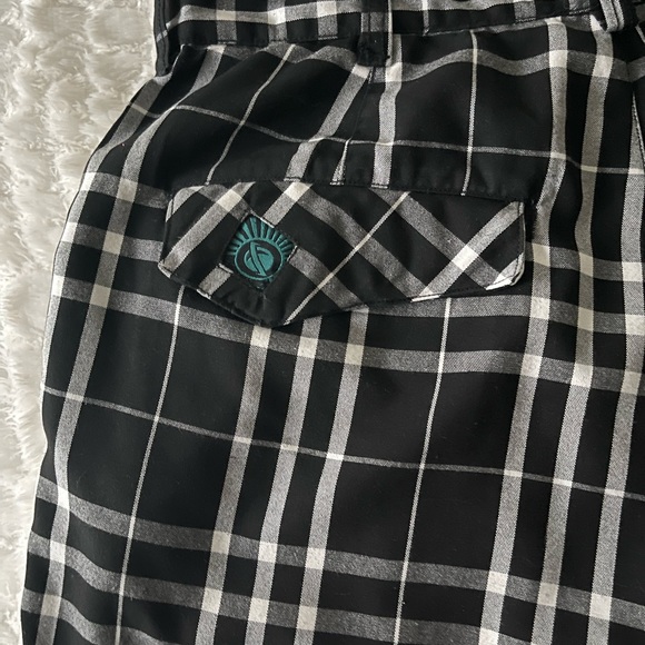 …Lost: black & white checkered shorts. Size (30). - Picture 3 of 7